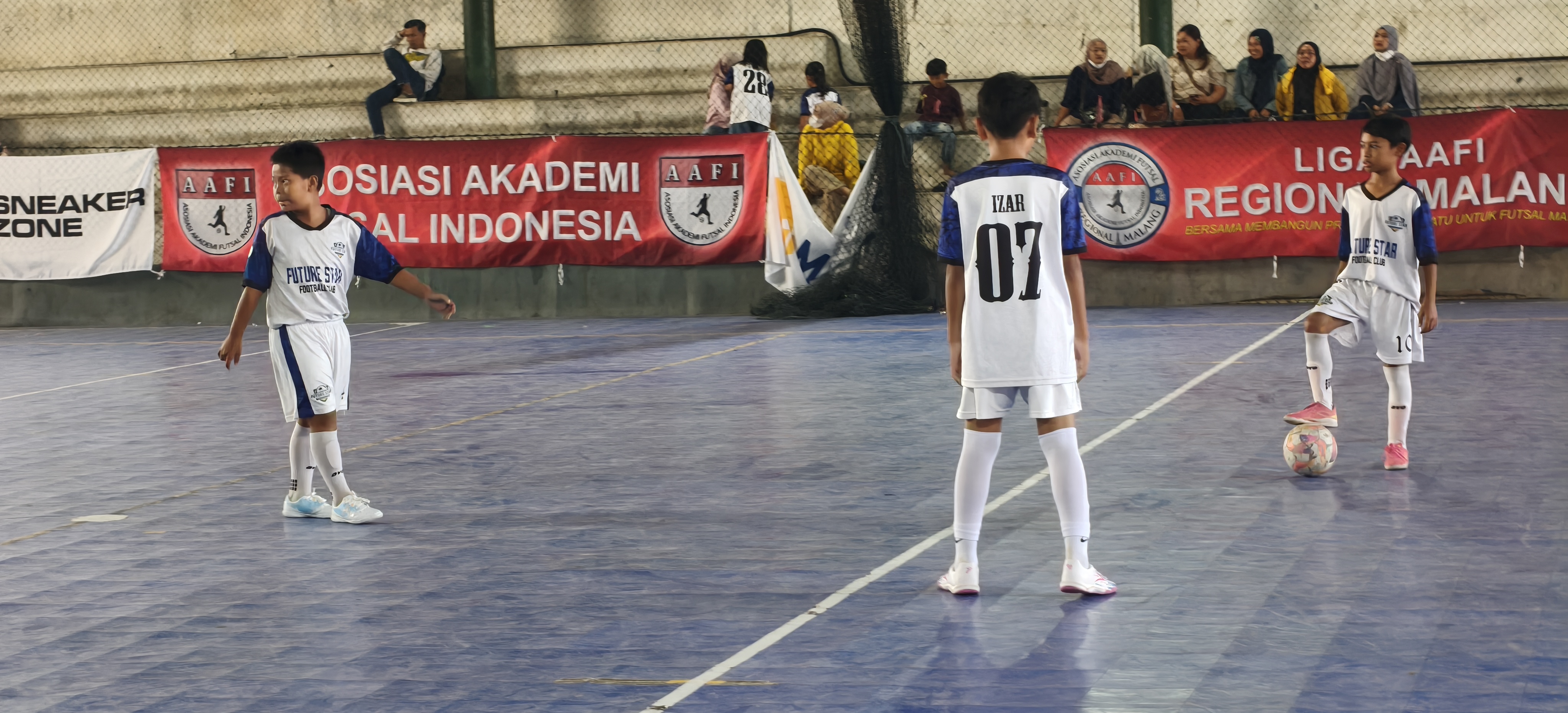Pertandingan Mini Soccer outdoor — antusias orang tua di pinggir lapangan
