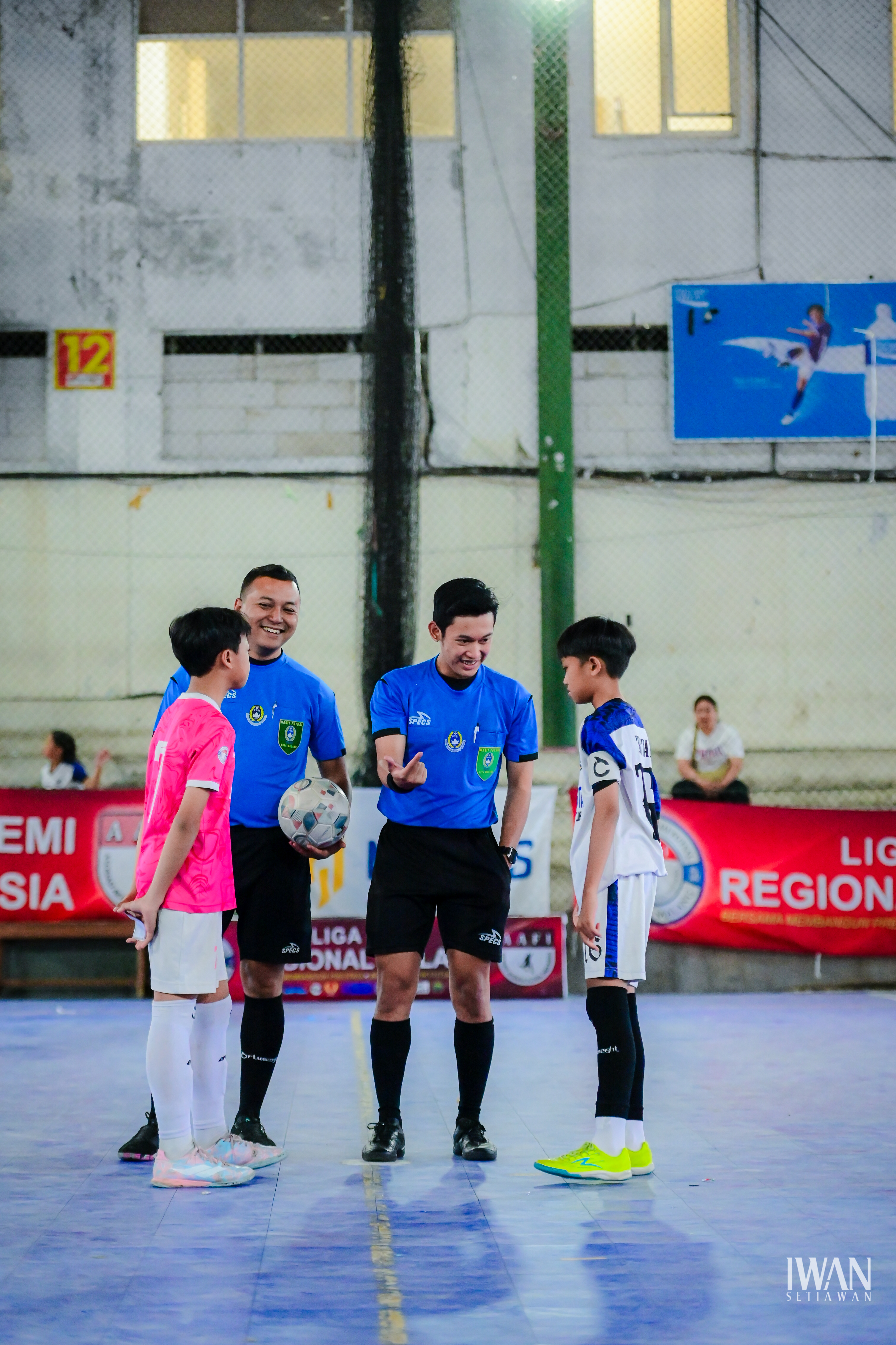 Pemain Future Star menggiring bola — dribbling melewati lawan