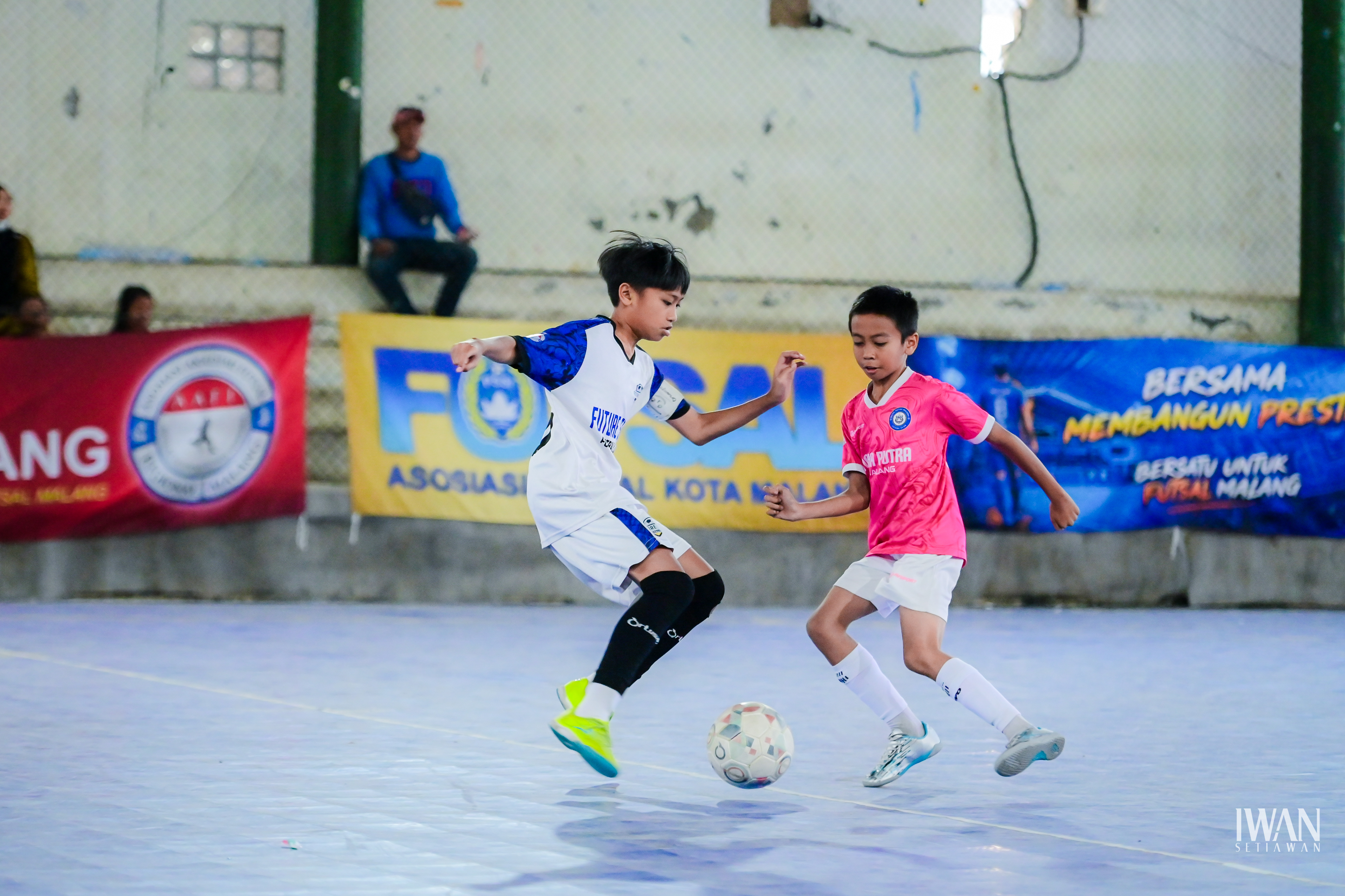 Sundulan dan perebutan bola udara — duel Liga Futsal Future Star