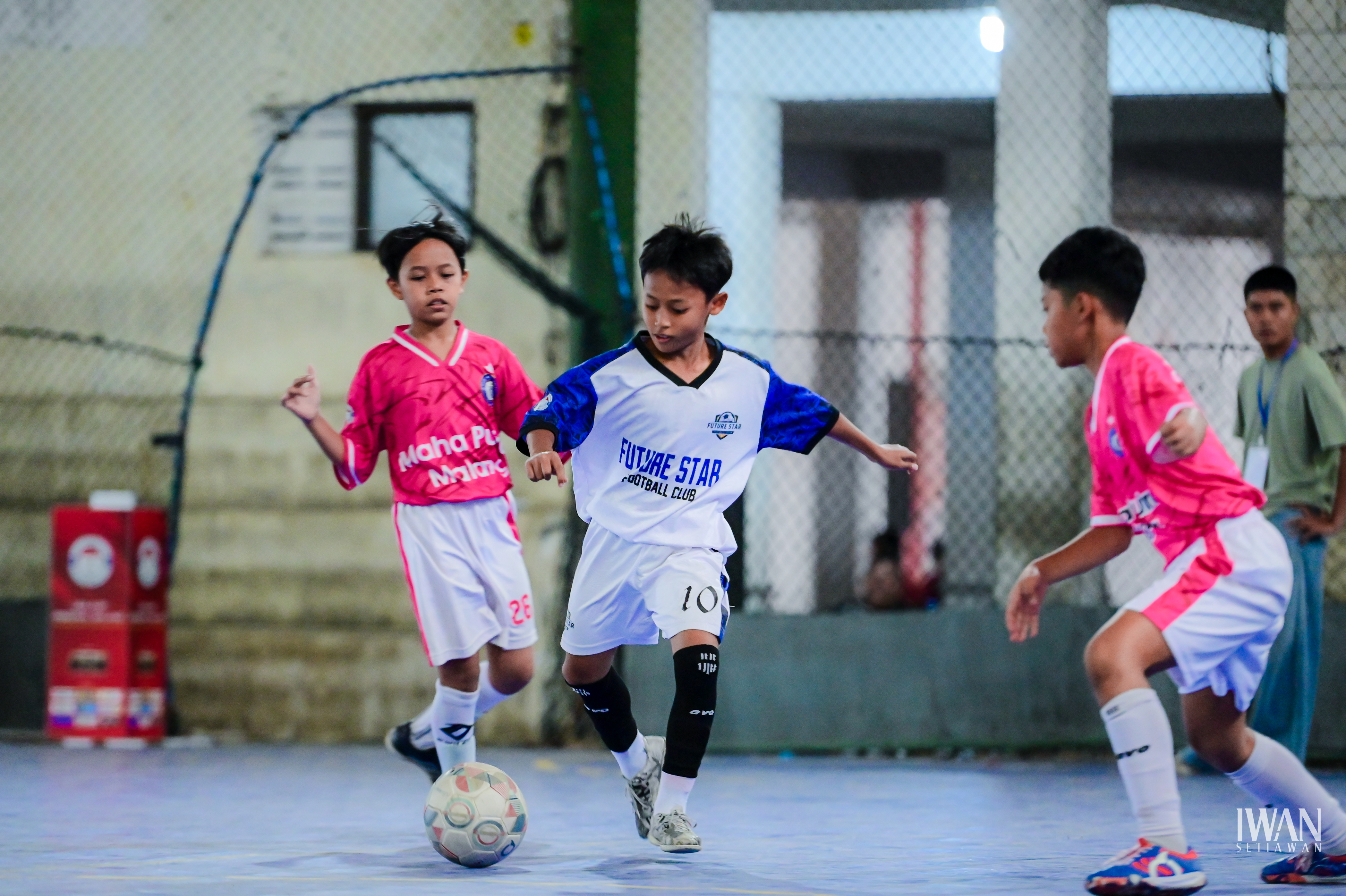 Aksi individu Future Star — melewati bek lawan di sisi lapangan