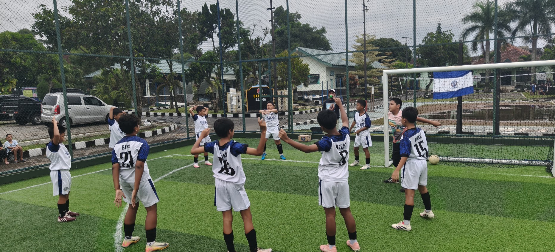 Future Star Malang — Bina Bintang Masa Depan Pemain Future Star menggiring bola — dribbling melewati lawan